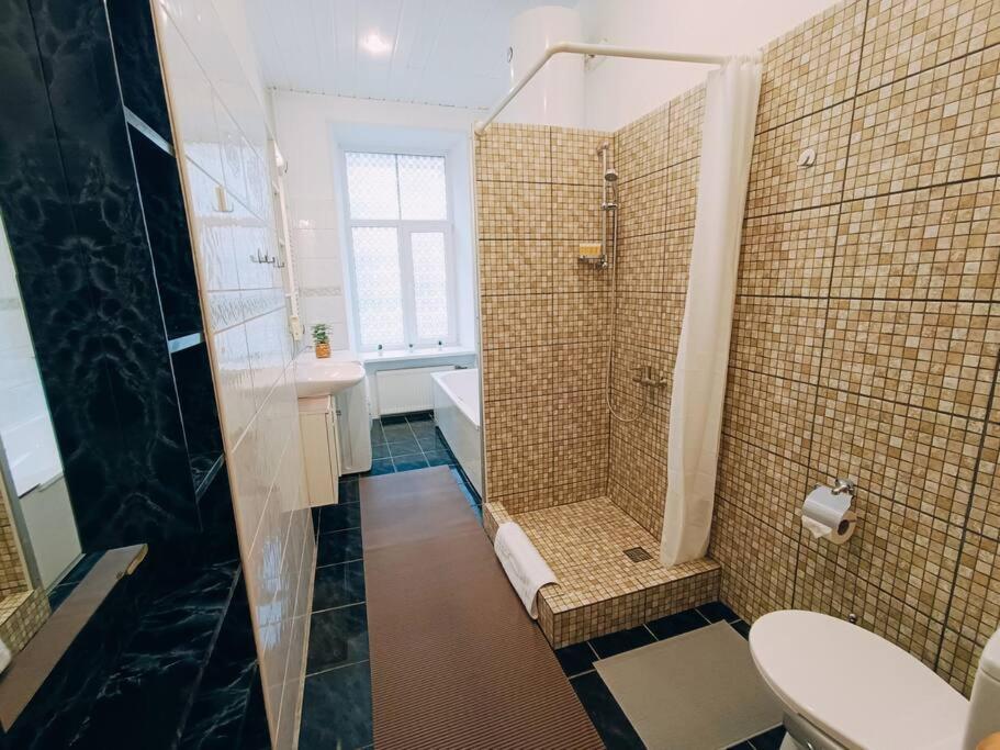 Unique Spacious Classic 3 Bedroom Midtown Apartment ! Billiard Room ! Riga Exterior foto
