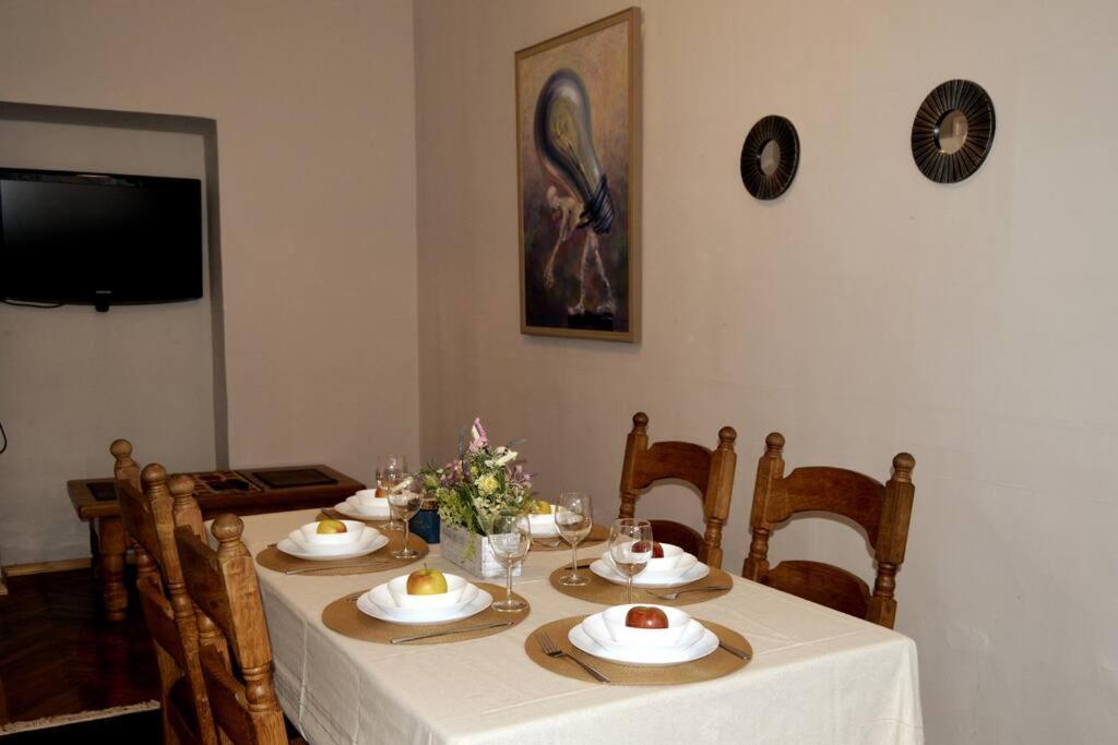 Unique Spacious Classic 3 Bedroom Midtown Apartment ! Billiard Room ! Riga Exterior foto